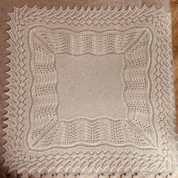 Kronprinsesse Mary svøb strikket i 100 % Superwash Baby merinould. ca 85x85 cm
