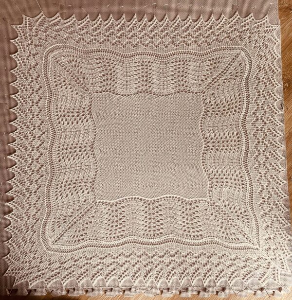 Kronprinsesse Mary svøb strikket i 100 % Superwash Baby merinould. ca 85x85 cm