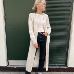 Ingen Dikkedarer Cardigan fra PetiteKnit | Garnalternativ i Flora og Kid Silk