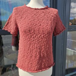 Strikkekit til Plain Yoke Tee 19 fra Le Knit - Hjerte Cotton Flamé