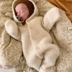 Selmas Sovedragt fra PetieKnit | Garnalternativ Merino Cotton